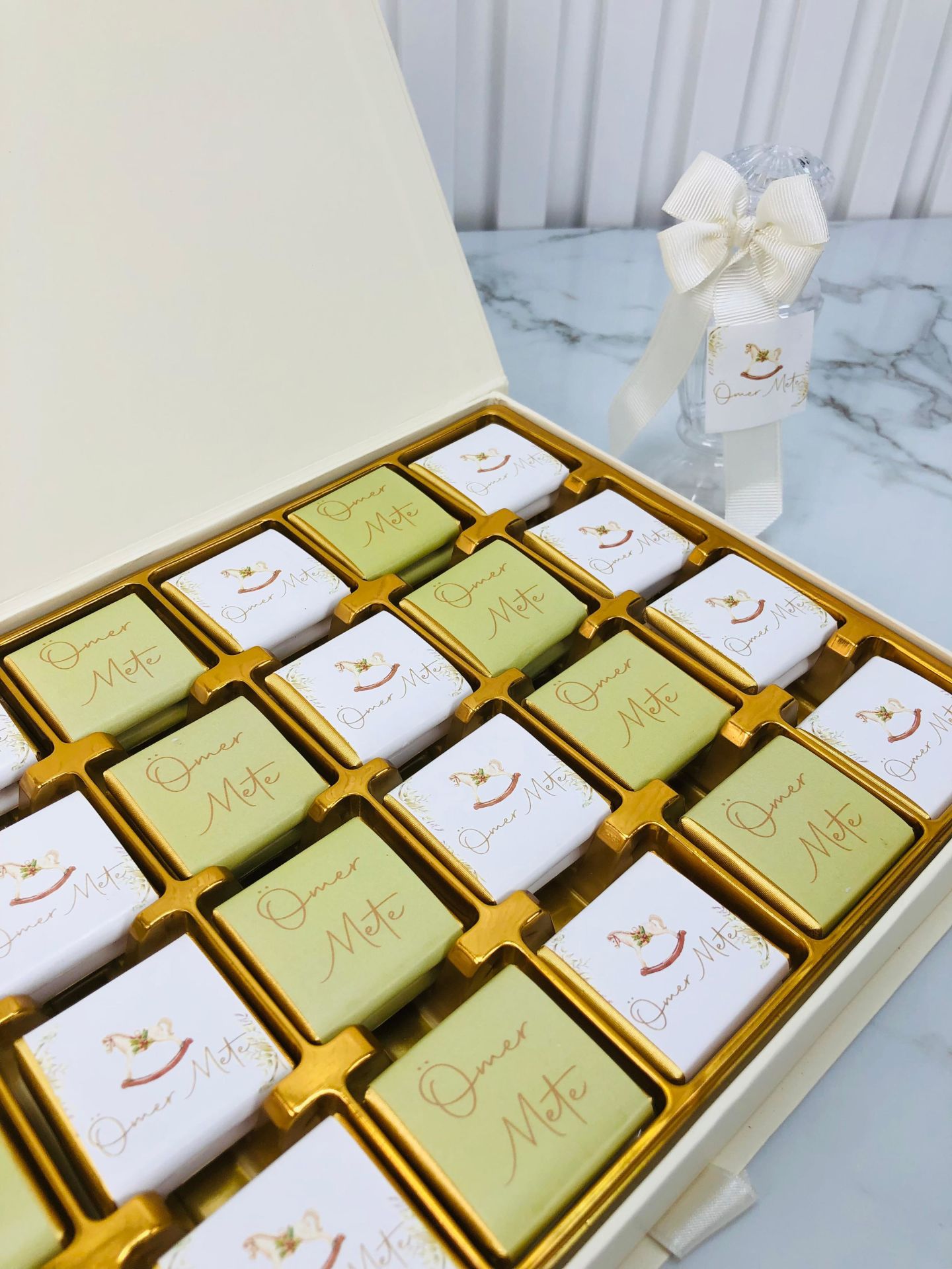 Atlı Karınca Temalı Dikdörtgen Kutuda Erkek Bebek Çikolatası