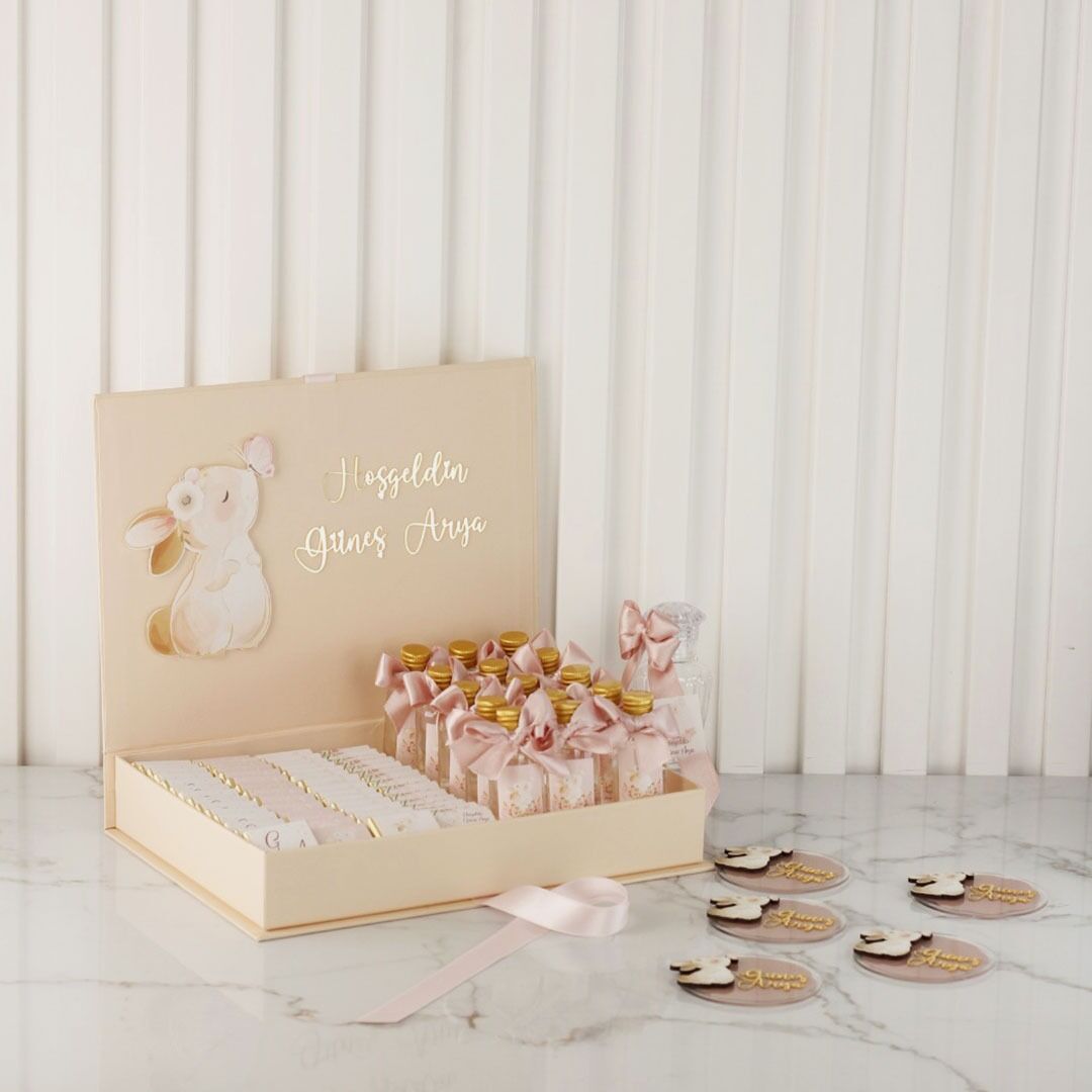 Tavşan Temalı Kutuda Çikolata, Mini Kolonya Şişesi ve Pleksi Magnet